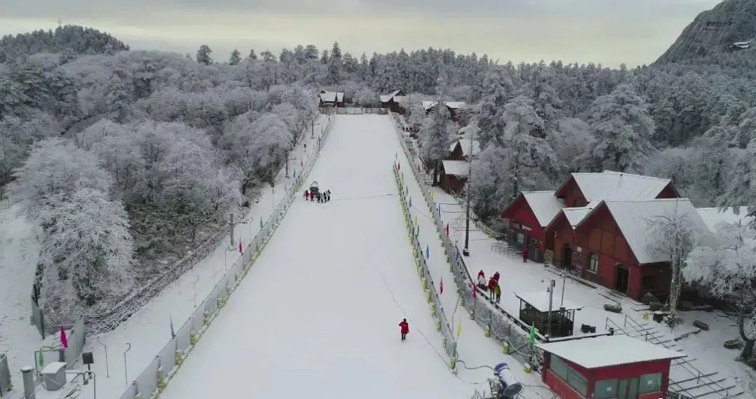 四川峨眉山迎入秋来第一场雪，现在还适合去当地旅行吗？