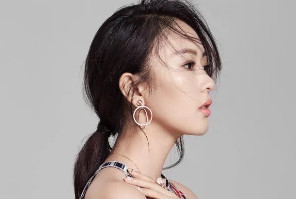 娱乐圈十大小脸女星排行榜：周冬雨上榜，第九乃“巴掌脸”