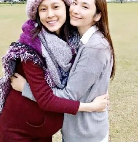 范玮琪怀孕照片曝光 挺大肚与黑人甜蜜合照