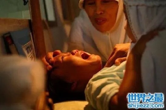 印尼女孩割礼后图片，毫无人性的传统(触目惊心) 
