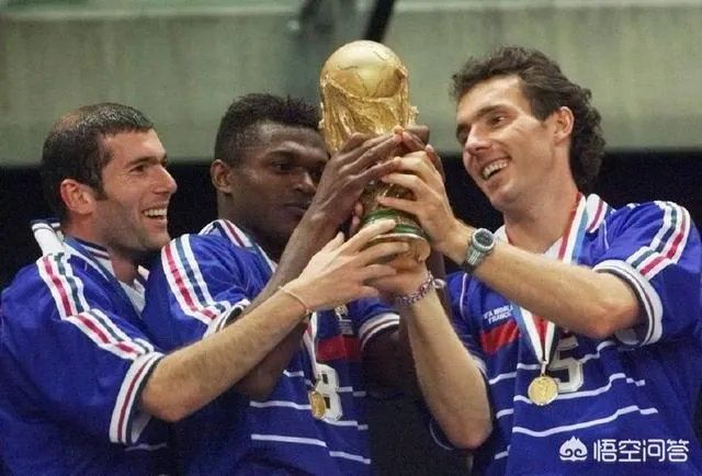 足球红牌罚下可以上替补么