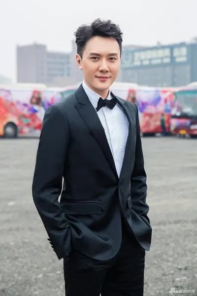 冯绍峰历任女友都是女明星，你们有什么看法？