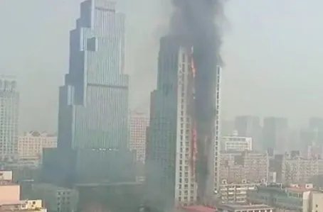 河北石家庄市一高层建筑发生火灾,起火原因是什么?