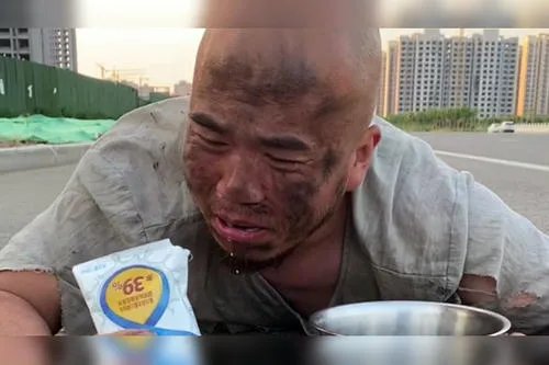 乞讨钉子户被儿子开车接送上下班，为啥“乞丐”的家庭都能这么好？