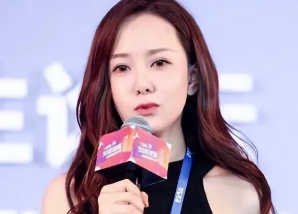 中国记者为安倍哭丧，发文道歉惹争议！官方做法大快人心 ，你怎么看？