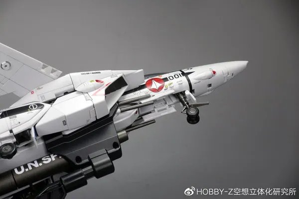 万代 DX超合金TV版VF-1S罗伊·福卡特别型