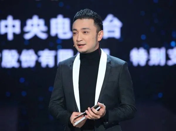 对郑爽直接开骂，央视一哥尼格买提的妻子是一个怎么样的人？