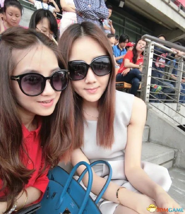 真是艳福不浅！《DOTA2》“Zhou神”女友新私房照