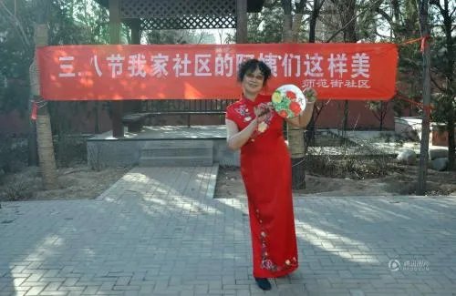 阿姨们照相带7条丝巾，你怎么看？