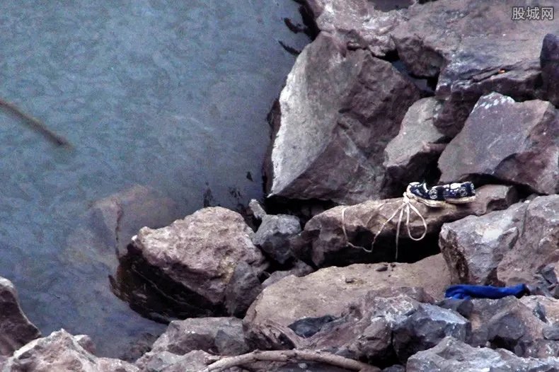 投资方回应两演员拍船上打斗戏溺亡 一路向前两名落水者是谁