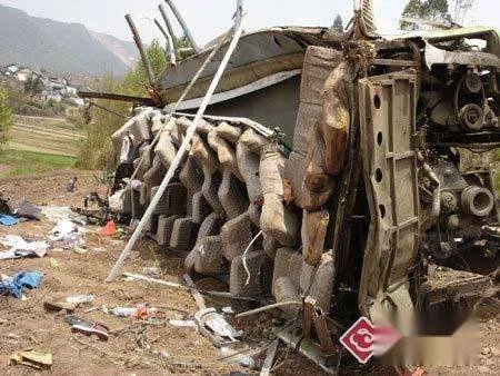 南充小客车出车祸致2死6伤，有无造成周边人员车辆损伤？