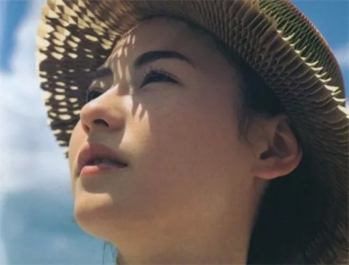 张柏芝19岁清纯照清新美丽 灿烂笑容感染力十足