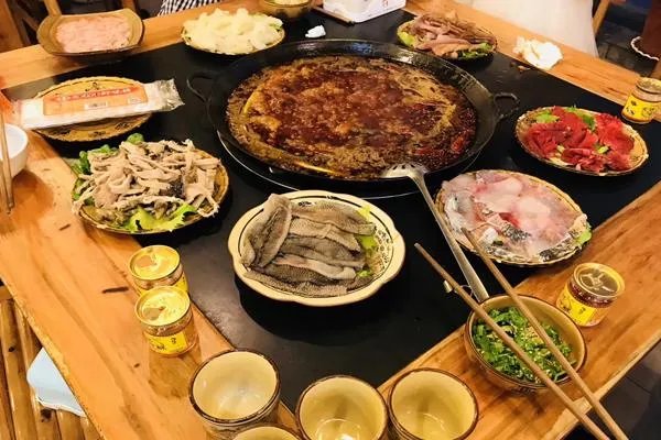 火锅成为了当代年轻人的必需品，年轻人聚会为何不选择炒菜了？