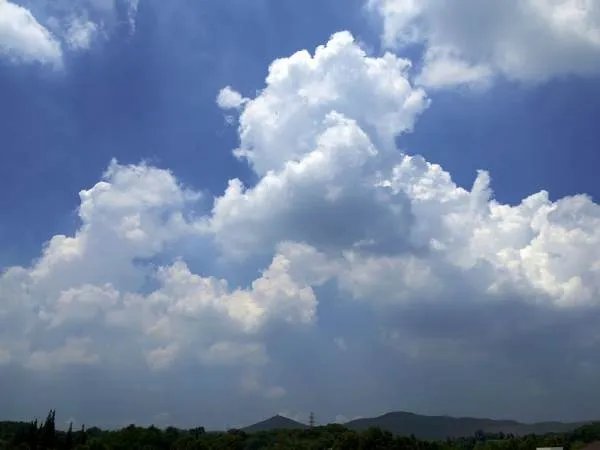 西安天空出现奇异云层，为何会产生这种“阴阳天”