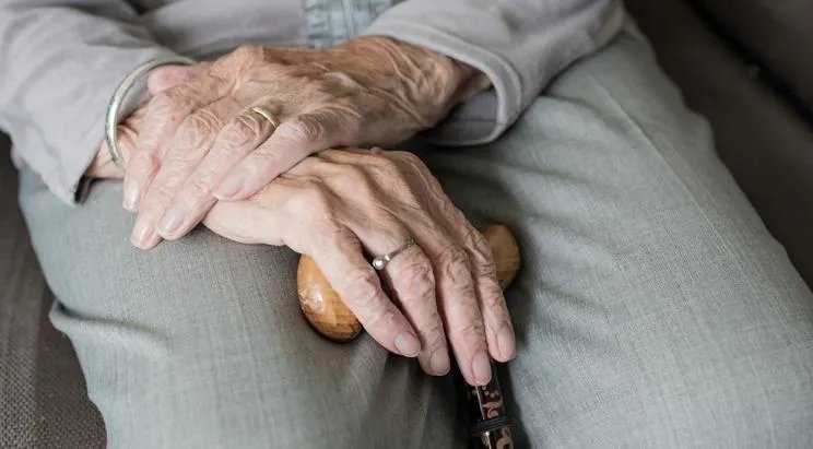 19岁学生假冒公安骗走富婆2.5亿,背后真相是怎样的?