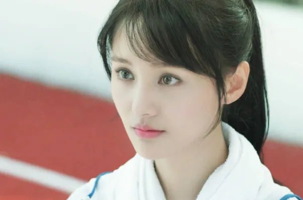 娱乐圈十大小脸女星排行榜：周冬雨上榜，第九乃“巴掌脸”