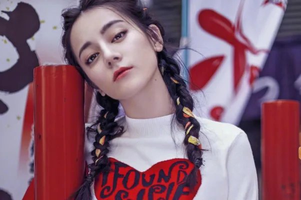 娱乐圈十大小脸女星排行榜：周冬雨上榜，第九乃“巴掌脸”