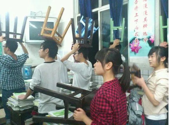 校方回应女生遭学姐体罚致残,涉事女子目前的状况如何?