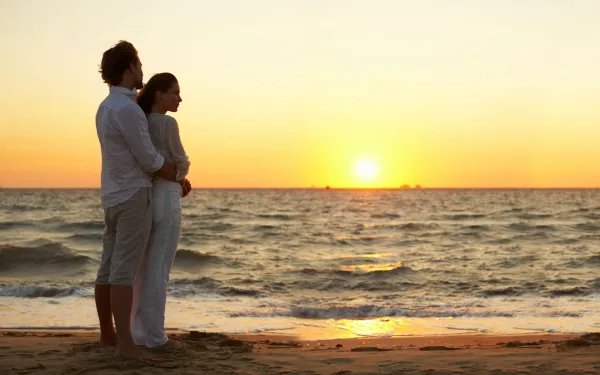 乌克兰一对情侣用锁链锁住彼此123天,他们为何这么做?