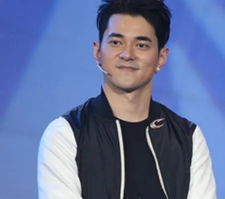 李晨帅气儿子照曝光 范爷虚惊一场