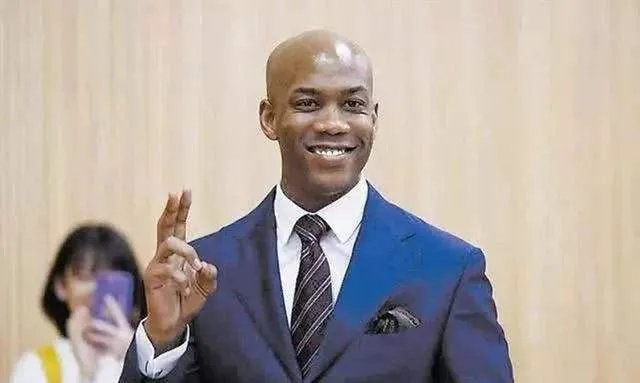 如何评价马布里在中国未捐款，回美国捐款5万美元？