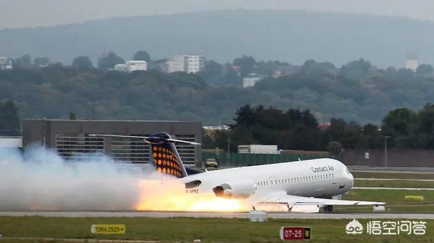 如果飞机起落架损坏或者脱落了，飞机该如何降落？