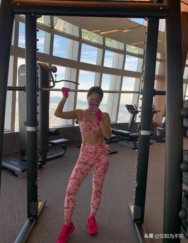 如何看待王菊变瘦穿XS码衣服？