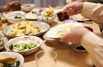 31岁小伙吃隔夜菜竟然瘫痪失明，那为什么那么多人吃隔夜菜都没事？