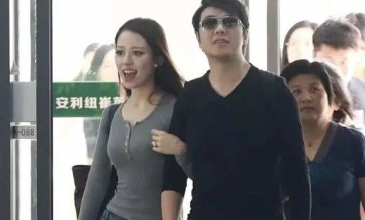 郎朗机场亲密挽手照片曝光：甜蜜的画面及妻子资料