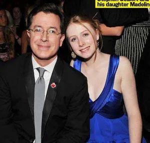 AMA 2014 charli XCX表演中 这个女的是谁，出镜好多次了!!!!!!!