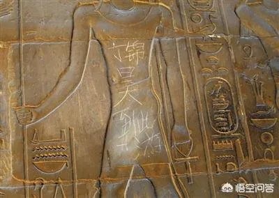 男子躺在三星堆博物馆展品上被曝光，你见过哪些在博物馆里的不文明行为？如何遏制这种现象？