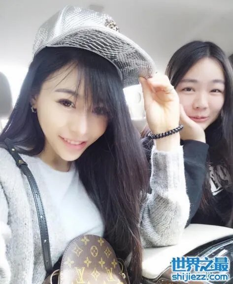 斗鱼卡卡现在在哪直播，签约全民tv改变风格 