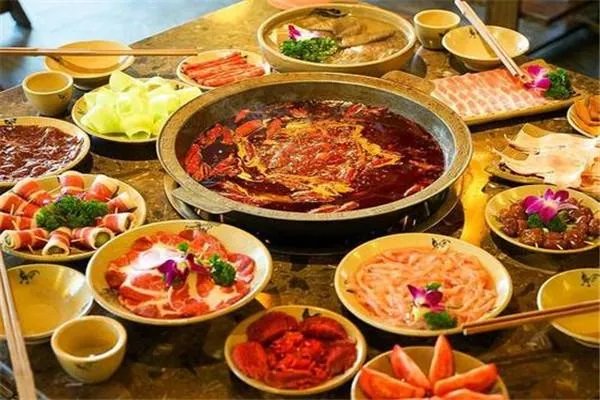 火锅成为了当代年轻人的必需品,年轻人聚会为何不选择炒菜了?