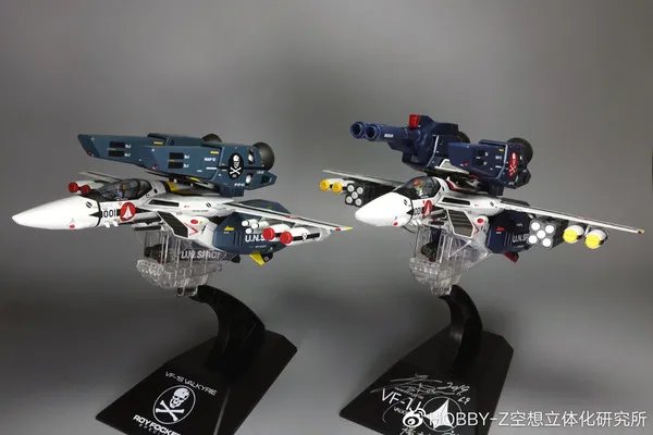 万代 DX超合金TV版VF-1S罗伊·福卡特别型