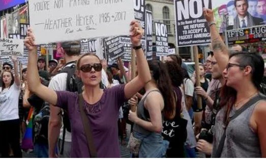 纽约民众抬棺到州长办公室，这是为了抗议什么？