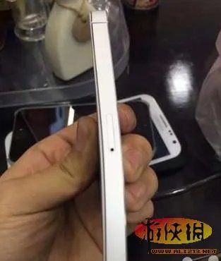 iPhone 5“坐弯门”重现 iPhone 5S又被坐弯了