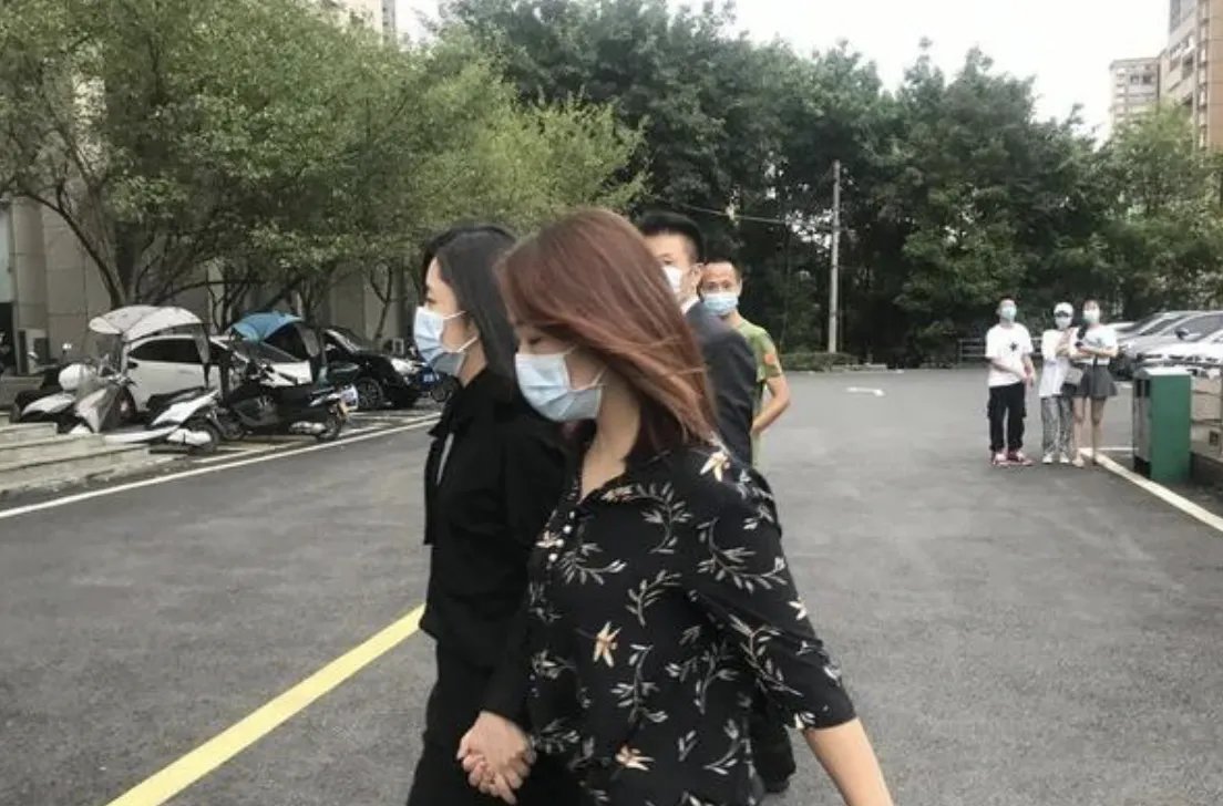 谭松韵现身庭审，撞其母亲者态度依旧恶劣，如果被撞的是普通人的母亲呢？