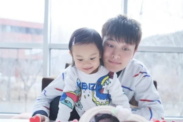 贾乃亮为甜馨庆生，他们父女之间是如何相处的？