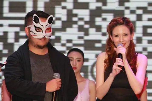 泷泽萝拉贴身服务15年 这个男人究竟是谁?