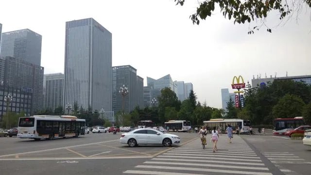 成都女子将共享单车全扔马路中间，并称“我不方便都别方便了”，对此你有何看法？