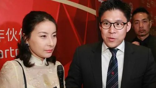 郭晶晶贵妇范现身明艳动人   大开金口透露儿女当前状态！