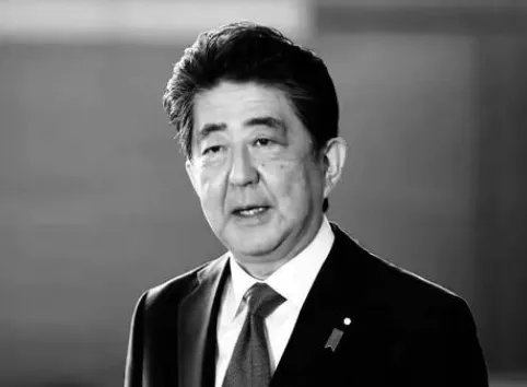 中国记者为安倍哭丧，发文道歉惹争议！官方做法大快人心 ，你怎么看？