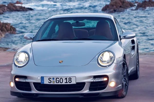 女子深夜坐在保时捷内大哭,为何人们的焦点放在保时捷豪车上?