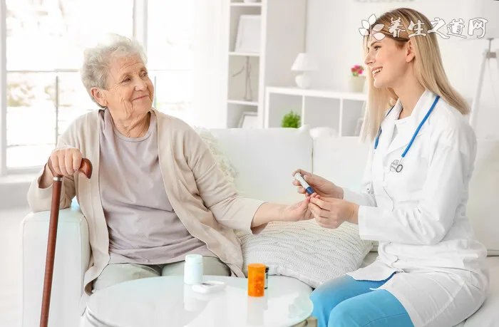 狗有犬瘟热症状，咳嗽，呕吐，体温升高和抽搐