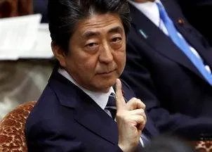 中国记者为安倍哭丧，发文道歉惹争议！官方做法大快人心 ，你怎么看？