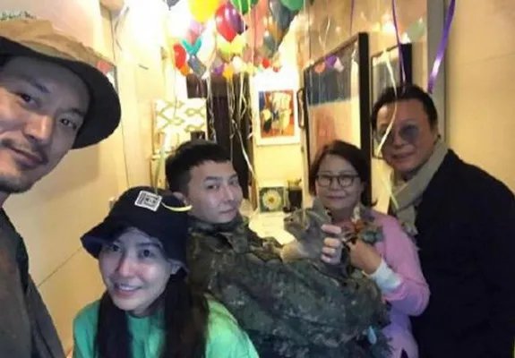 权志龙为姐夫应援，请客剧组送咖啡车，网友:想和GD当一家人