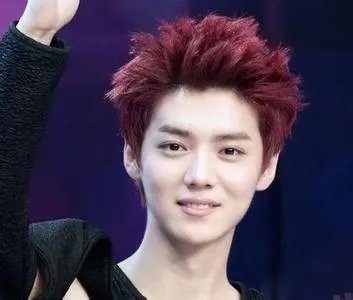 王梦秋给鹿晗提裤子图片是真的吗 鹿晗与王梦秋的二三事揭秘