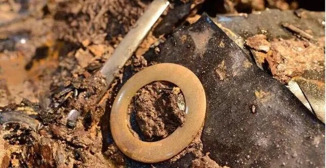 南昌西汉大墓的墓主身份是如何确定的？