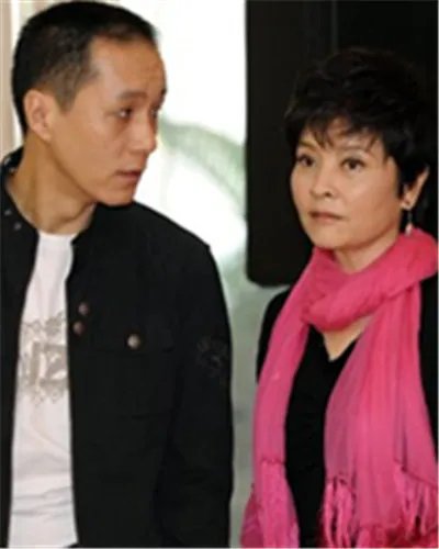 冯远征比他老婆小几岁 亲手制作视频为爱妻庆生