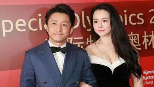 郭晶晶贵妇范现身明艳动人   大开金口透露儿女当前状态！